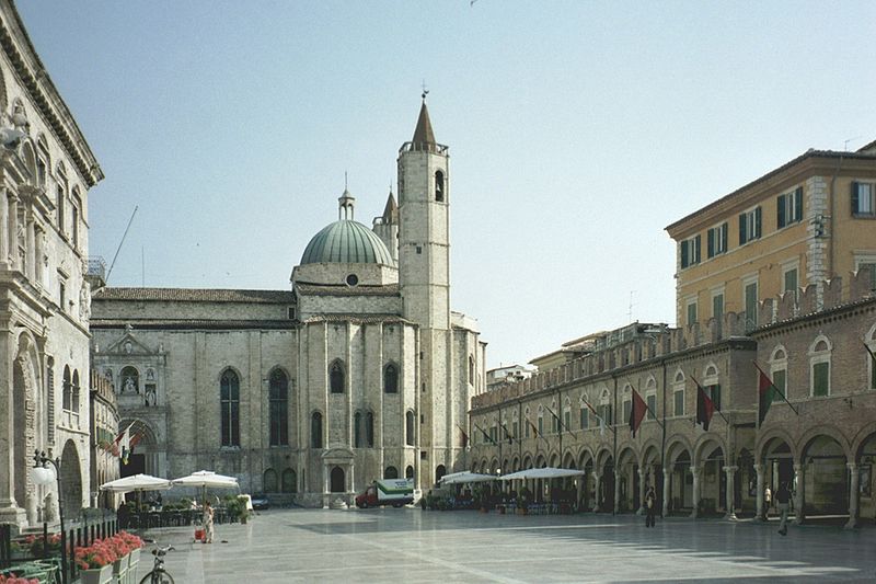 Ascoli_Piceno_Piazza del Popolo und die Kirche San Francesco